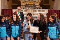 Katy Agnelli insieme a Roberta Vinci e le compagne del Circolo Tennis Seven